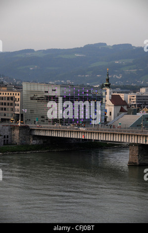 Das elektronische Kunstzentrum (Computer-Kunst-Museum) auf der Donau in Linz, Österreich. Stockfoto