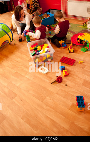 Kinder spielen am eine Pre-School-Spielgruppe Cylch Meithryn - wales der walisischen Sprache Kindergarten Kindergarten UK Stockfoto