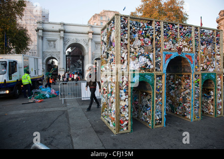 Konstruktion aus Müll in Form von Marble Arch vor dem echten Bogen Stockfoto