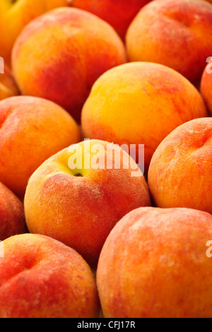 Reife frische Pfirsiche als Hintergrund hautnah Stockfoto