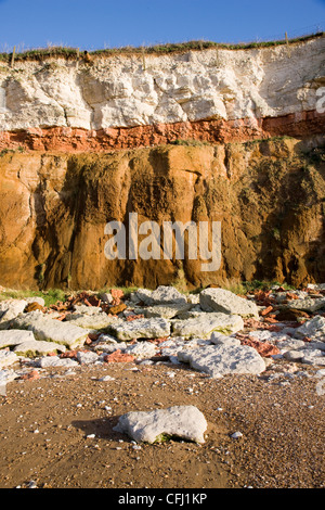Klippen aus roten und weißen Schichten Sedimentgestein mit horizontalen Schichten in Hunstanton Norfolk