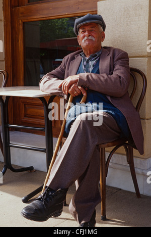 Alte griechische Mann sitzt vor Cafe Stockfoto