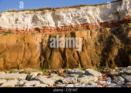 Klippen aus roten und weißen Schichten Sedimentgestein mit horizontalen Schichten in Hunstanton Norfolk Stockfoto