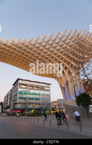 Calle Imagen Straße Holzkonstruktion Metropol Parasol (2011) von Jürgen Mayer-Hermann am Plaza De La Encarnación quadratisch Stockfoto