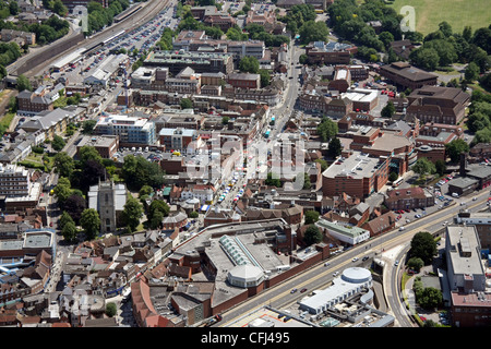 Luftaufnahme des Stadtzentrums von High Wycombe aus dem Westen mit Blick nach Osten über die A40 die High Street hinunter, Buckinghamshire Stockfoto