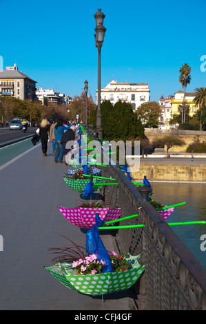 IKEA gesponserten Blumen auf Puente de Isabel II Triana Brücke Zentrale Sevilla Andalusien Spanien Stockfoto