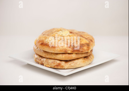 Khachapuri – ein gefülltes Brot Gericht aus Georgien. Auf Runde, weiße Platte und Licht, sauberer Hintergrund. Stockfoto