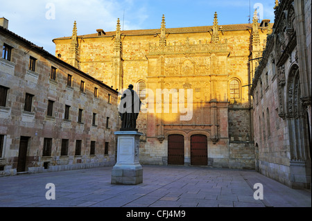 Fassade der Universität und der Statue von Fray Luis de León in Salamanca (Kastilien und León, Spanien) Stockfoto