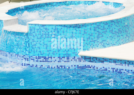 Leeren Swimmingpool mit Wasserfall Jet und Jacuzzi in Aktion Stockfoto