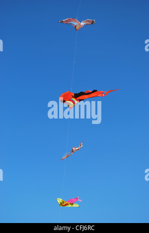 Reihe von bunten Drachen am blauen Himmel, freier Speicherplatz für text Stockfoto