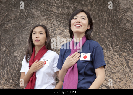 Junge Frauen, die Unterstützung der Japan-Frauen-Fußball-Nationalmannschaft Stockfoto