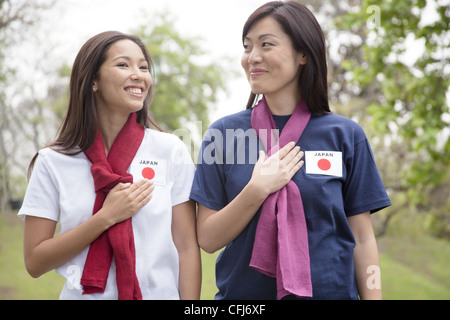 Junge Frauen, die Unterstützung der Japan-Frauen-Fußball-Nationalmannschaft Stockfoto