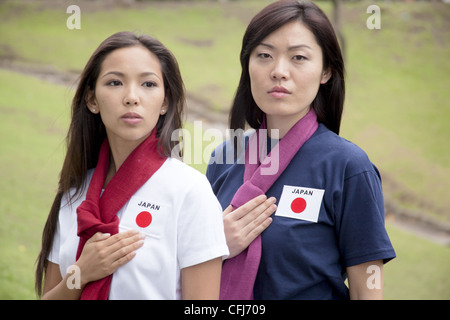 Junge Frauen, die Unterstützung der Japan-Frauen-Fußball-Nationalmannschaft Stockfoto