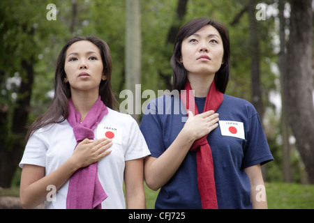 Junge Frauen, die Unterstützung der Japan-Frauen-Fußball-Nationalmannschaft Stockfoto