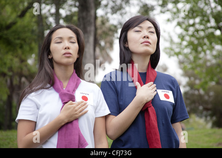 Junge Frauen, die Unterstützung der Japan-Frauen-Fußball-Nationalmannschaft Stockfoto