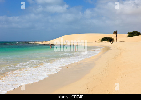 Praia de Chaves Boa Vista Kapverdische Inseln. Blick entlang der Küstenlinie von ruhigen weißen Sandstrand mit türkisfarbenem Meer im Februar Stockfoto