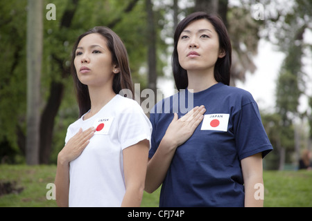 Junge Frauen, die Unterstützung der Japan-Frauen-Fußball-Nationalmannschaft Stockfoto