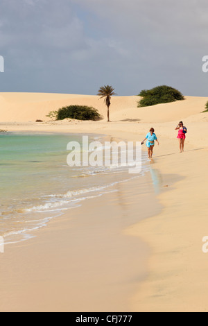 Praia de Chaves, Rabil, Boa Vista, Kap Verde Inseln. Zwei Frauen zu Fuß entlang der Küste von ruhigen weißen Sandstrand Stockfoto