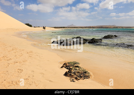 Praia de Chaves, Rabil, Boa Vista, Kapverdische Inseln, Afrika. Blick entlang der Küste von ruhigen weißen Sandstrand Stockfoto