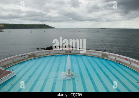 Blick auf Tinside Lido Außenpool in Richtung Meer in Plymouth an einem stürmischen Tag. Stockfoto