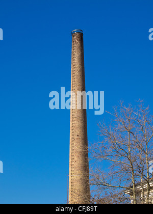 alte Fabrikschornstein gemacht aus rotem Ziegelstein Stockfoto