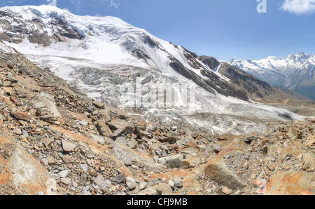 Alpenpanorama: Blick über Saas Fee Tal mit Gletscher der Schweiz, Konzept für Berge und Natur genießen Stockfoto
