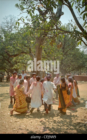 Tanzende Menschen bei der Feier des Holi-Festival (Festival der Farben oder Frühlingsfest) in Santiniketan, Indien. Stockfoto