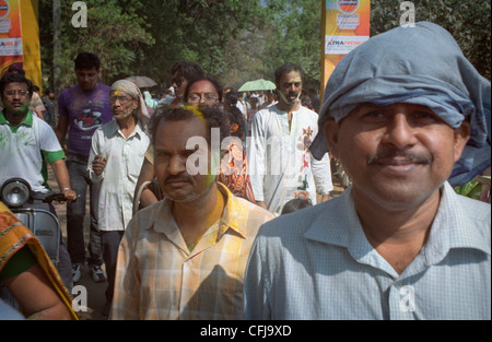 Feier des Holi-Festival (Festival der Farben oder Frühlingsfest) in Santiniketan, Indien. Stockfoto