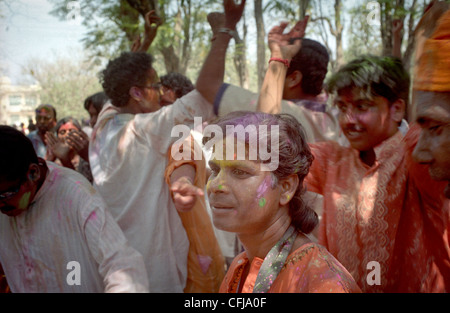 Feier des Holi-Festival (Festival der Farben oder Frühlingsfest) in Santiniketan, Indien. Stockfoto