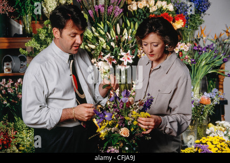 Floristen und Mitarbeiter bereiten eine Bestellung Stockfoto