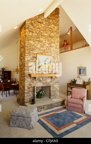 Schaufenster-Wohnzimmer mit Kamin Stockfoto