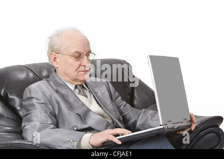 Nahaufnahme Bild eines älteren Mannes mit einem Laptop. Stockfoto