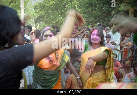 Tanzende Menschen zur Feier des Holi-Festival (Festival der Farben oder Frühlingsfest) in Santiniketan, Indien. Stockfoto