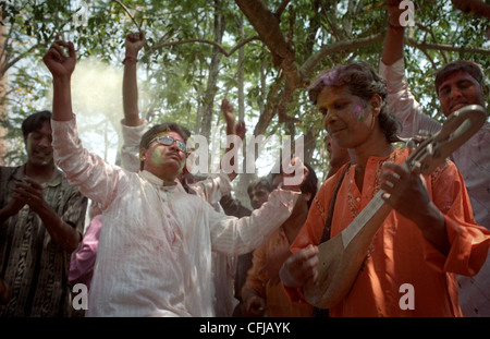 Baul Musiker und Menschen tanzen in der Feier des Holi-Festival (Festival der Farben oder Frühlingsfest) in Santiniketan, Indien. Stockfoto