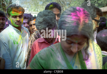 Feier des Holi-Festival (Festival der Farben oder Frühlingsfest) in Santiniketan, Indien. Stockfoto