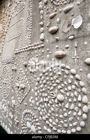 Nahaufnahme der Wände das Shell-Haus, dekoriert mit Muscheln, Polperro, Cornwall, UK Stockfoto