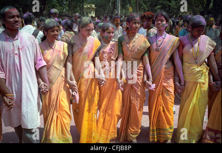 Tänzerinnen und Tänzer bei der Feier des Holi-Festival (Festival der Farben oder Frühlingsfest) in Santiniketan, Indien. Stockfoto