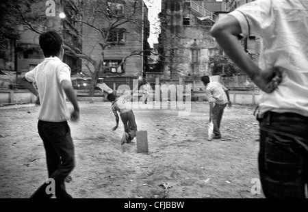 Kinder spielen Cricket auf den Straßen von Kalkutta, Indien Stockfoto