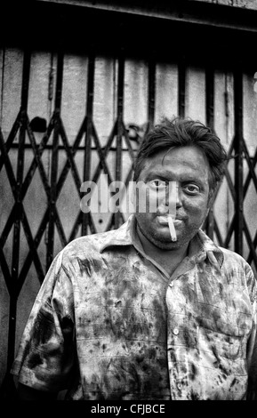 Porträt eines Mannes, Rauchen eine Zigarette auf den Straßen von Kalkutta während der Feier des Holi Festival, Indien. Stockfoto