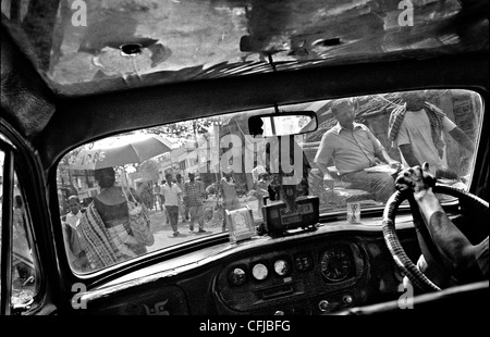 Blick auf die Straßen von Kalkutta aus in ein Taxi, Indien Stockfoto