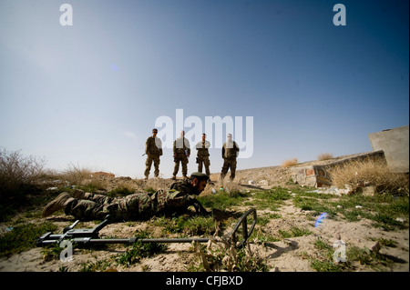 KANDAHAR, Afghanistan - Fakhr Uddin, ein afghanischer Soldat der Nationalen Armee, trainiert während Sprengstoff-Entsorgung Flugkörper, die einem Partnerschaftstraining zugeteilt sind, schauen am 13. März nach. Sprengstoffentsorgung die dem 966. EOD Operating Location-Bravo Zug zugeordneten Airmen betreuen und validieren anschließend die ANA EOD Techniker. Stockfoto