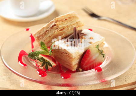 Mille-Feuille Gebäck mit Puderzucker bestäubt Stockfoto