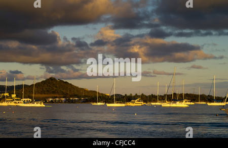 Sonnenuntergang fällt auf Smith Bay, East End, St. Thomas, Amerikanische Jungferninseln Stockfoto