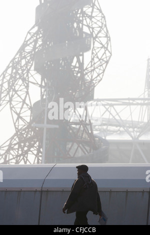 Strukturen des 2012 Olympic Park Website zeigt die Umlaufbahn Kunst Turm und das Hauptstadion in Stratford. Das Olympiastadion London wird das Herzstück der 2012 Olympischen Spielen und Paralympics. Stockfoto