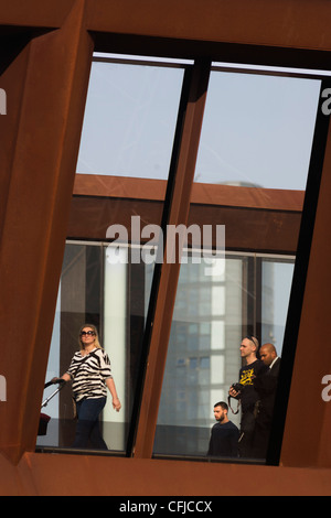 Fußgänger auf der Brücke verbindet Stratford Hauptbahnhof und dem Westfield Einkaufszentrum in der Nähe von Olympiapark 2012 Stockfoto