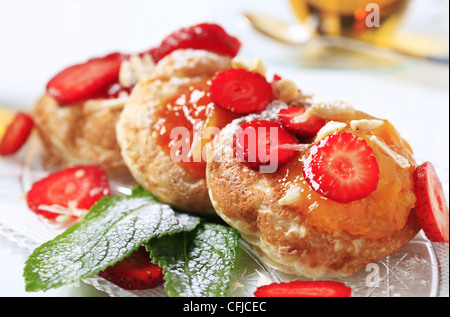 Grillplatte Kuchen mit Marmelade gekrönt Stockfoto