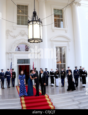 Präsident Barrack Obama und Frau Obama begrüßen den ehrenwerten Herrn David Cameron, M.P., Premierminister des Vereinigten Königreichs von Großbritannien und Nordirland und Frau Samantha Cameron, Ehefrau, Während der Streitkräfte Full Honor Cordon der Nordportikus des Weißen Hauses vor dem Beginn des Staatsdinner für den Premierminister. Washington D.C., 14. März 2012. Stockfoto