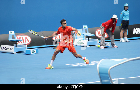 MELBOURNE, Australien - 20. Januar 2012: ATP Nummer 5 Weltfußballer Jo Wilfried Tsonga bereitet eine Rückkehr gegen Frederico Gil. Stockfoto