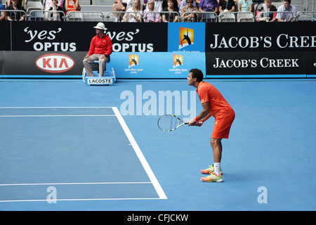 MELBOURNE, Australien - 20. Januar 2012: ATP Nummer 5 Weltfußballer Jo Wilfried Tsonga bereitet eine Rückkehr gegen Frederico Gil. Stockfoto