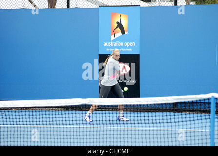 MELBOURNE, Australien - 21. Januar 2012: WTA-Nummer 41 Tennisspielerin Sabine Lisicki trifft auf einem Übungsplatz. Stockfoto